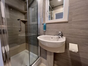 Double Room with Private Bathroom | 욕실 | 샤워 시설, 무료 세면용품, 헤어드라이어, 타월
