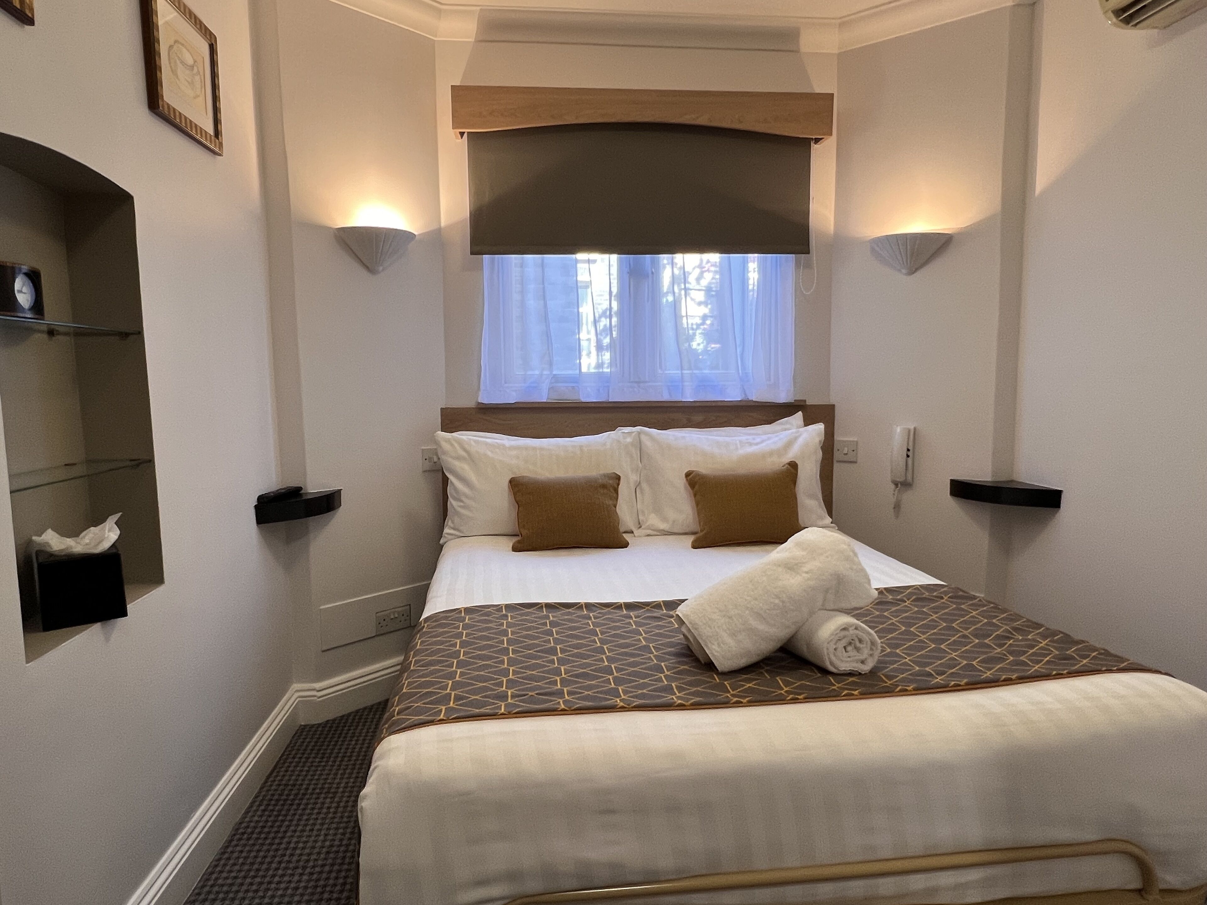 Double Room with Private Bathroom | Roupas de cama premium, camas Select Comfort, escrivaninha