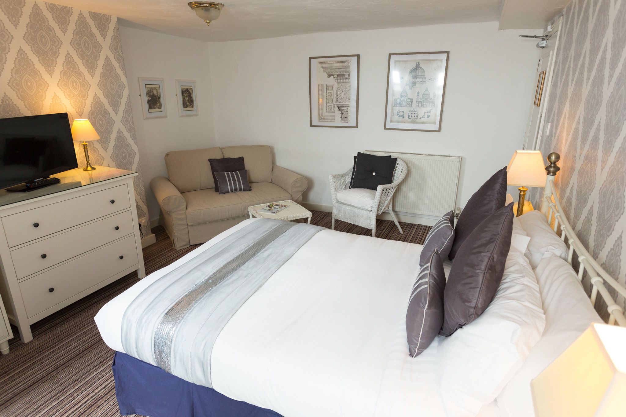 Individueel gedecoreerd, individueel gemeubileerd, een bureau