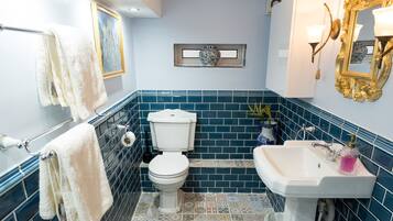 Artículos de tocador gratuitos, secador de pelo, bidet, toallas