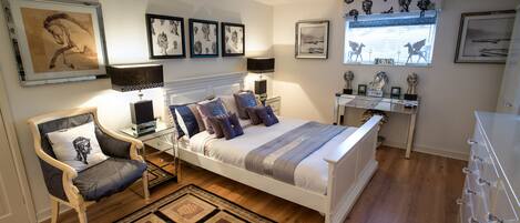 Superior Double Room, Ensuite | Individually decorated, individually furnished, desk, iron/ironing board