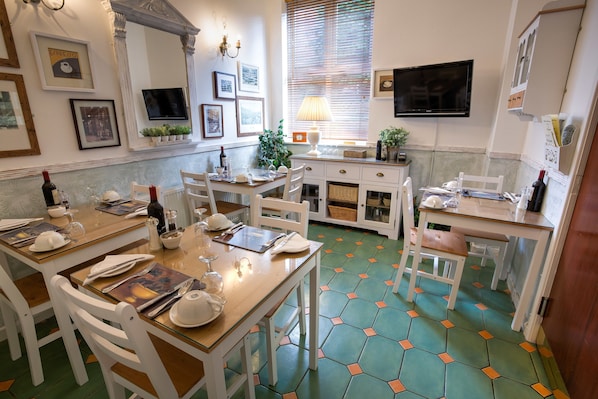 Daily cooked-to-order breakfast (GBP 19 per person)