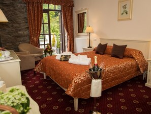 Desk, soundproofing, iron/ironing board, free WiFi