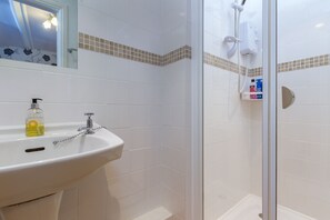 Standard Double or Twin Room, Ensuite, Courtyard View (ROOM ONLY) | Bathroom