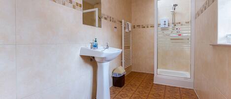 Ein Badezimmer mit Waschbecken, Toilette und Dusche.