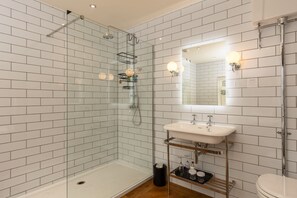 Chambre supérieure, vue sur le jardin | Salle de bain | Baignoire et douche séparées, baignoire profonde, séchoir à cheveux