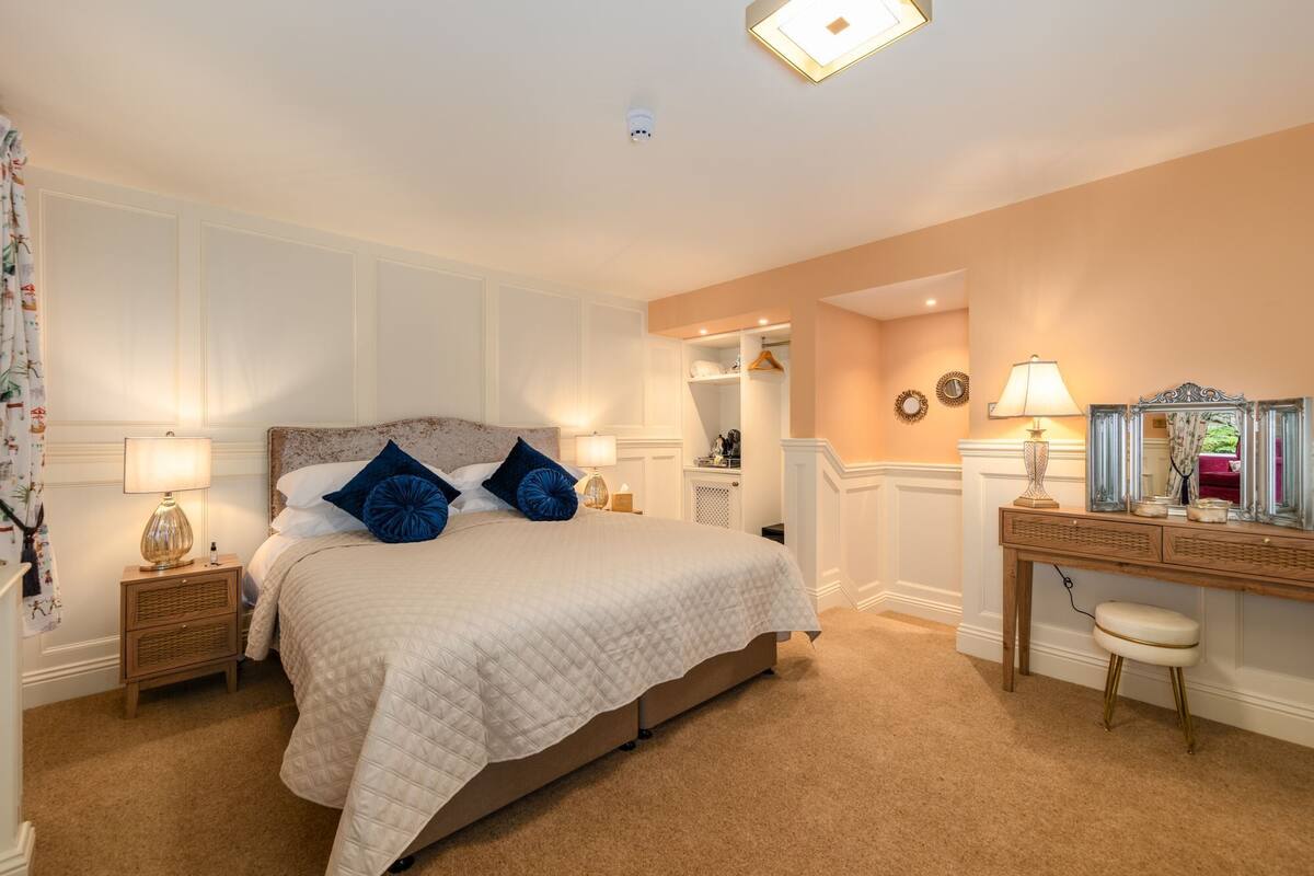 Premium bedding, in-room safe, laptop workspace, soundproofing