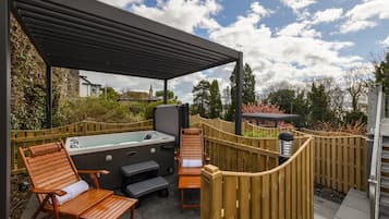 Garden Room With Hot Tub | Terrace/patio