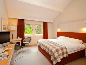 Sengetøy av topp kvalitet, senger med overmadrass og skrivebord