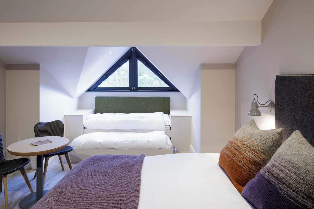 Ropa de cama de alta calidad, colchones con pillow-top y escritorio 