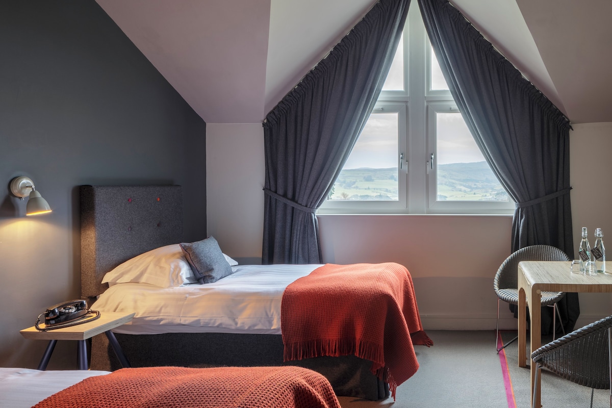 Ropa de cama de alta calidad, colchones con pillow-top y escritorio 