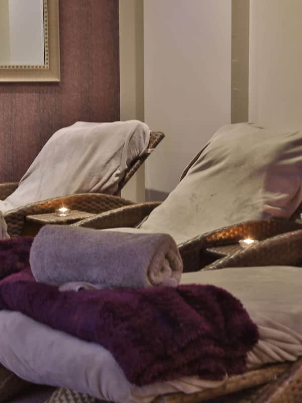 Sauna, steam room, body treatments, aromatherapy, body wraps