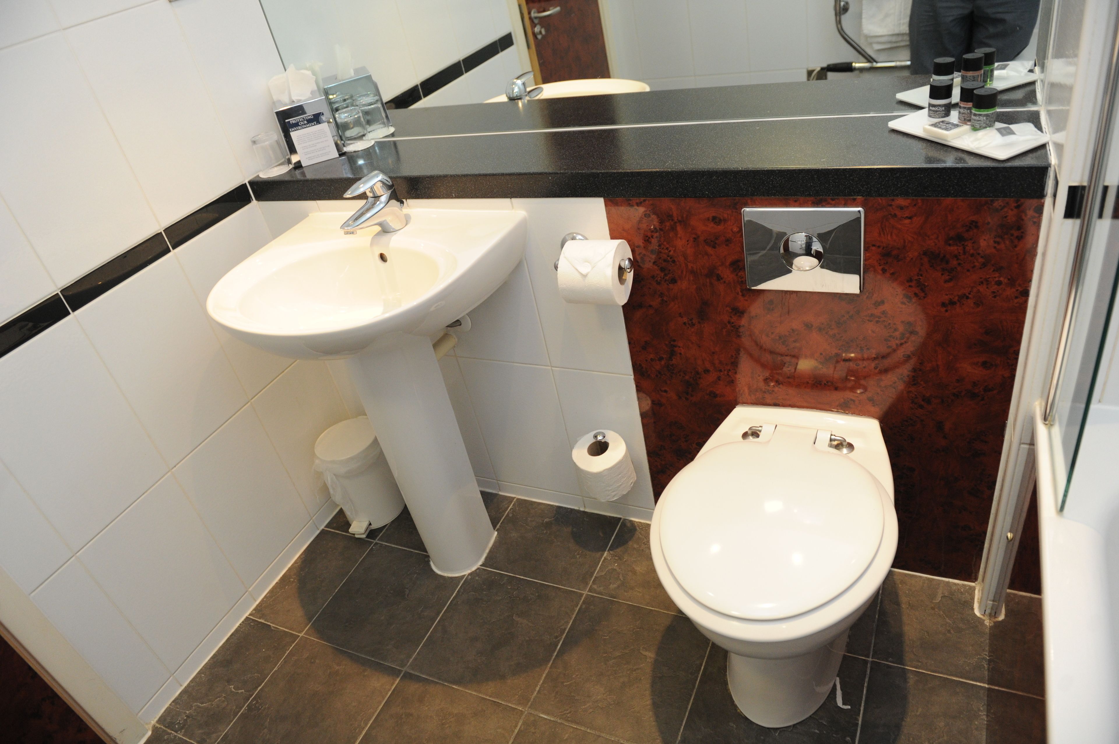 standard twin room | bathroom | combined shower/bathtub, free toiletries, hair dryer, towels