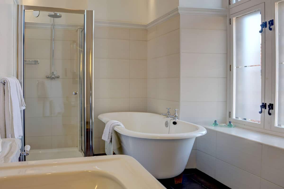 suite, 1 king bed, non smoking | bathroom | combined shower/bathtub, free toiletries, hair dryer, towels