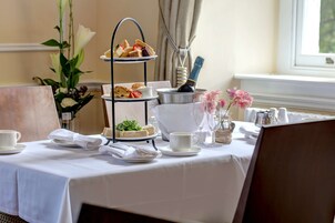 Café da manhã, almoço e jantar; culinária britânica 