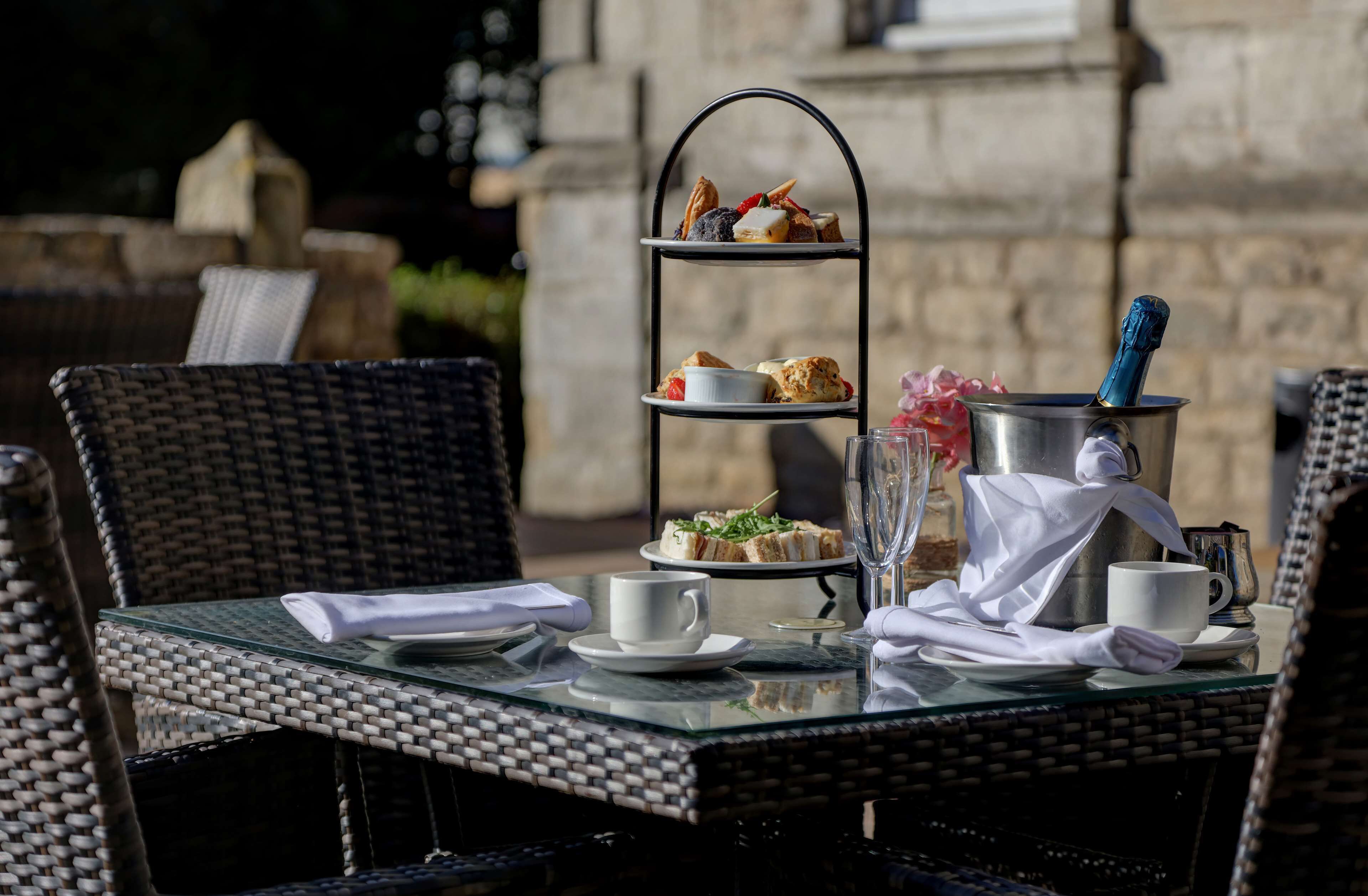 S'hi serveixen esmorzars, dinars, sopars i plats de cuina britànica 