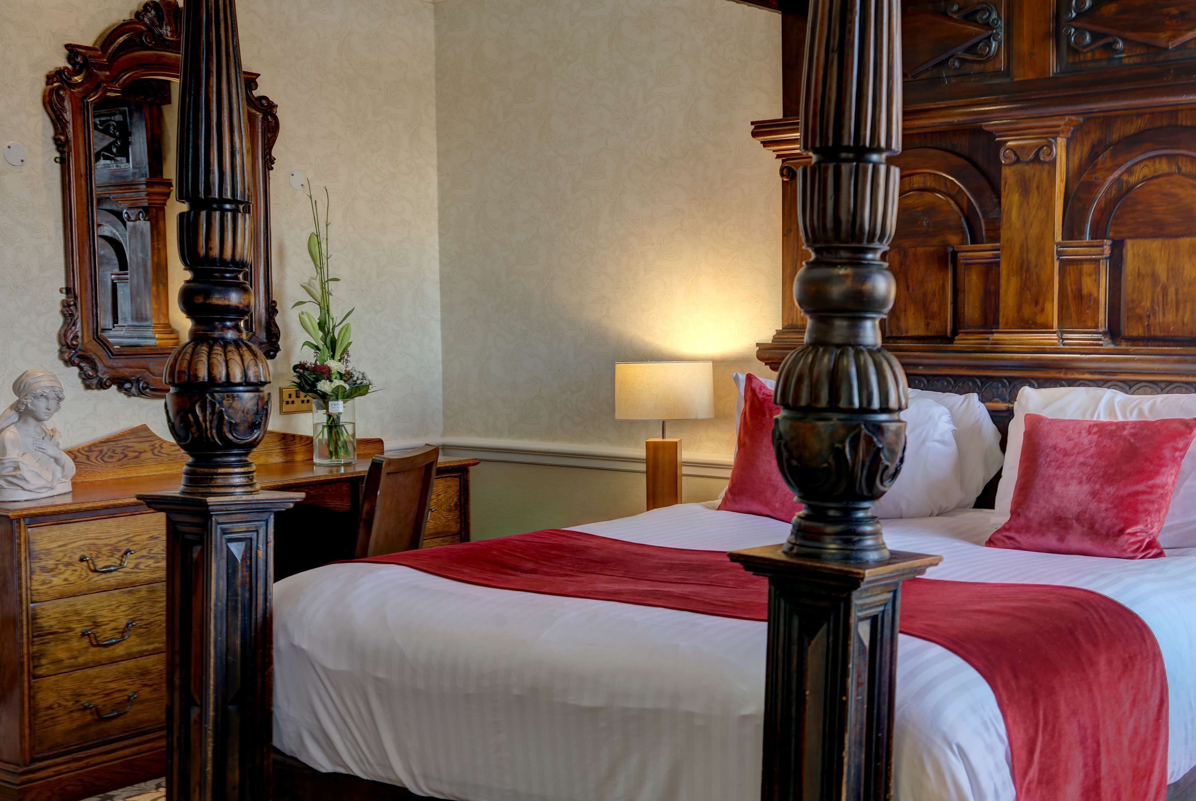 套房, 1 张特大床, 无烟房 | 客房内保险箱、特色家居、办公桌、遮光窗帘