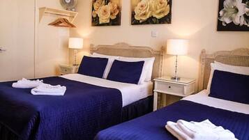 トリプルルーム エンスイート | デスク、ノートパソコン用作業スペース、遮光カーテン、アイロン / アイロン台