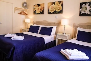 Habitación triple, baño privado | Escritorio, espacio para trabajar con un portátil, cortinas opacas