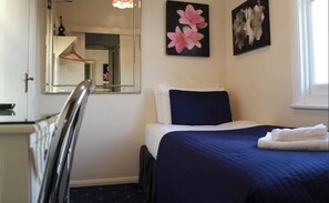 Habitación individual económica, baño privado | 1 dormitorio, escritorio, espacio para trabajar con un portátil