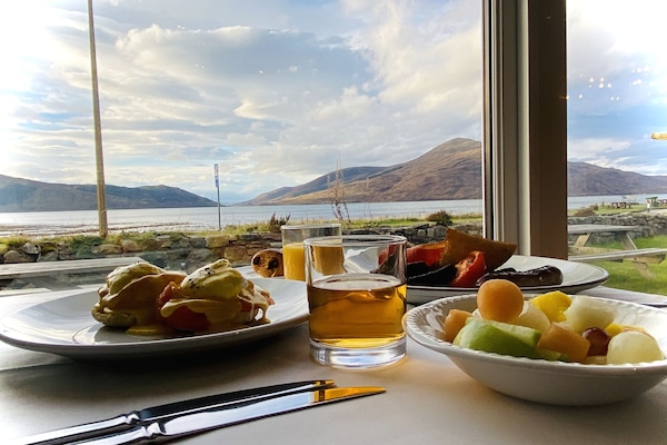 Daily continental breakfast (GBP 15 per person)