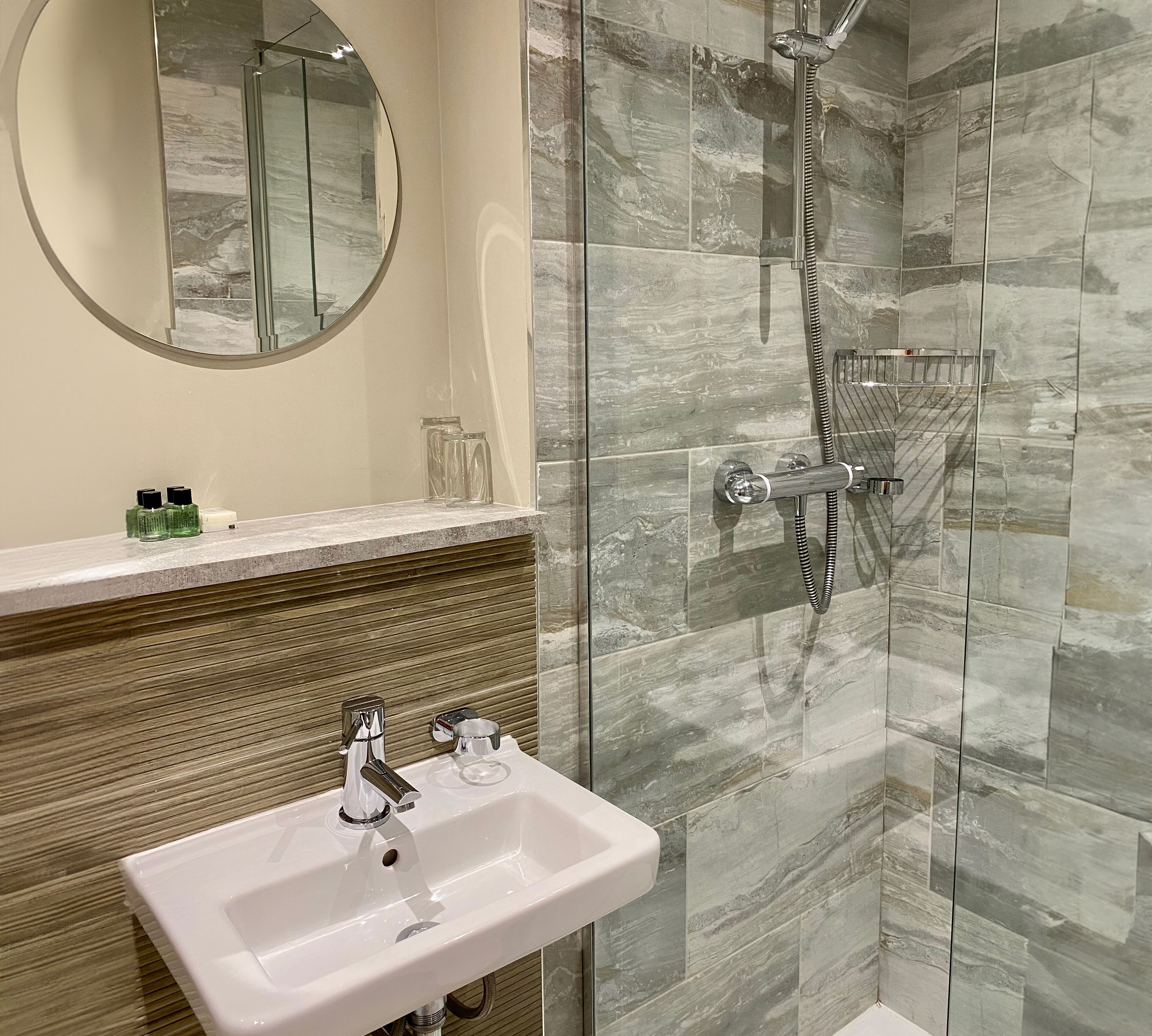 standard double room, 1 queen bed | bathroom | free toiletries, hair dryer, towels