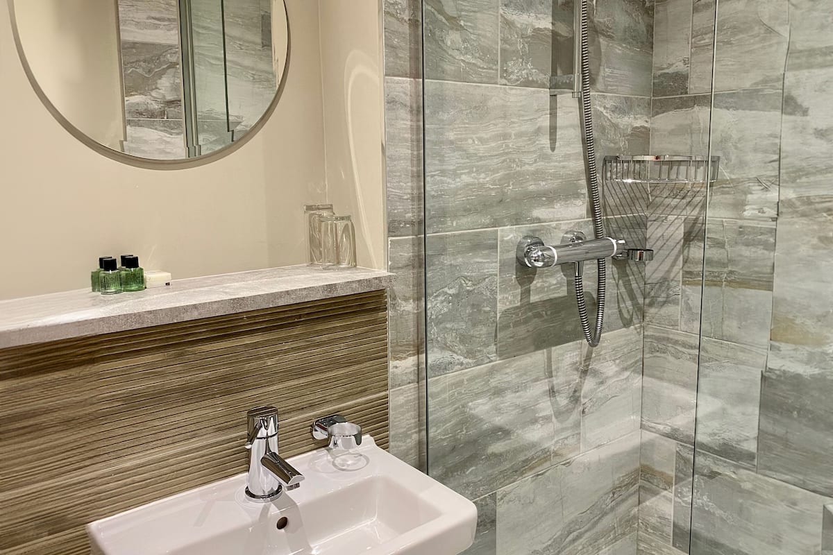 standard double room, 1 queen bed | bathroom | free toiletries, hair dryer, towels