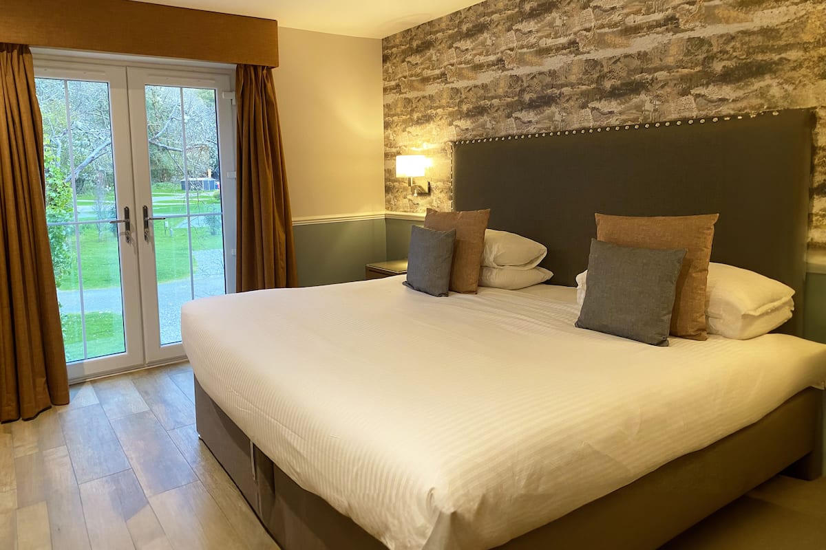 superior double or twin room, mountain view | 1 bedroom, individually decorated, individually furnished, desk