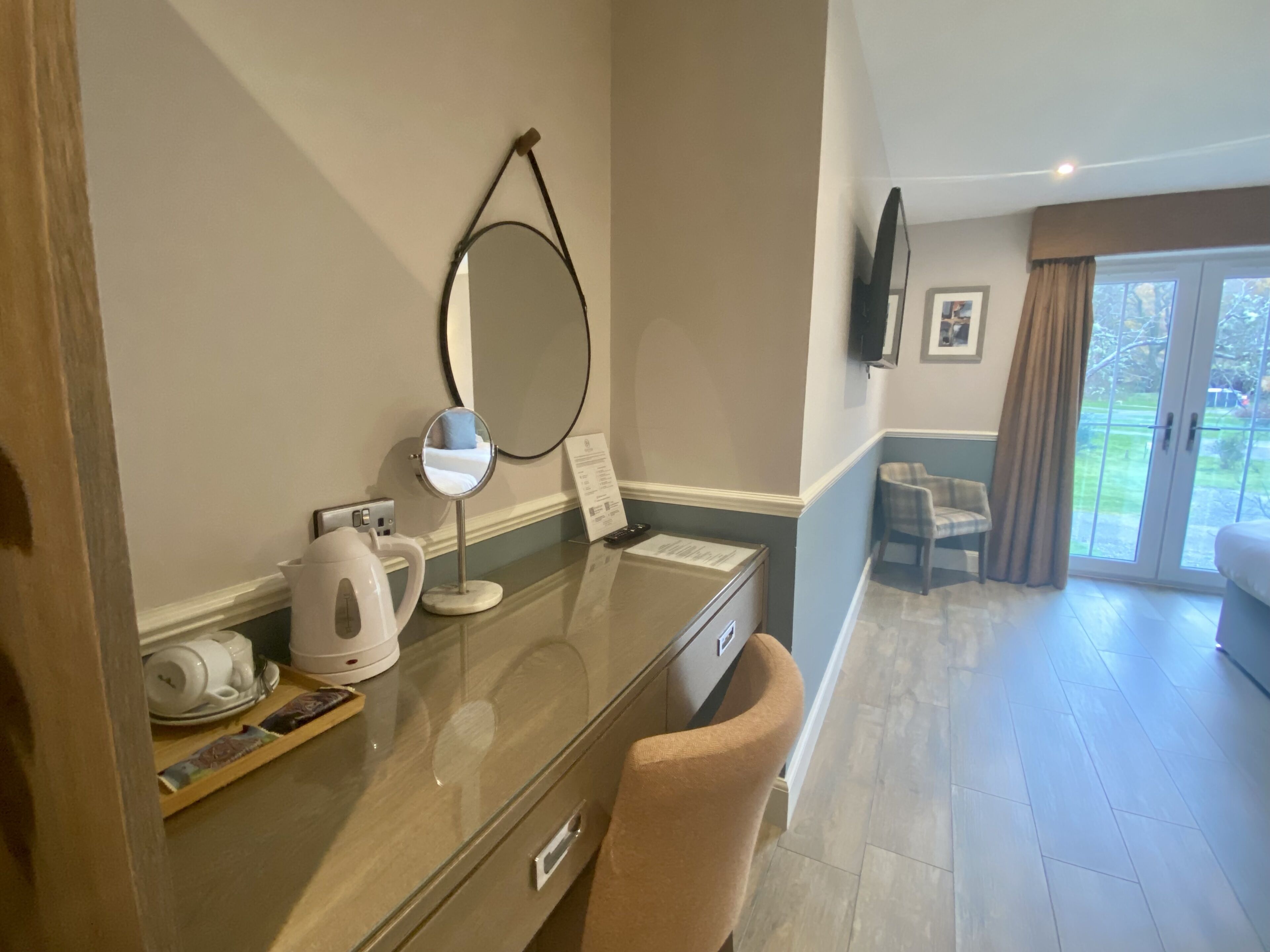 superior double room | 1 bedroom, individually decorated, individually furnished, desk