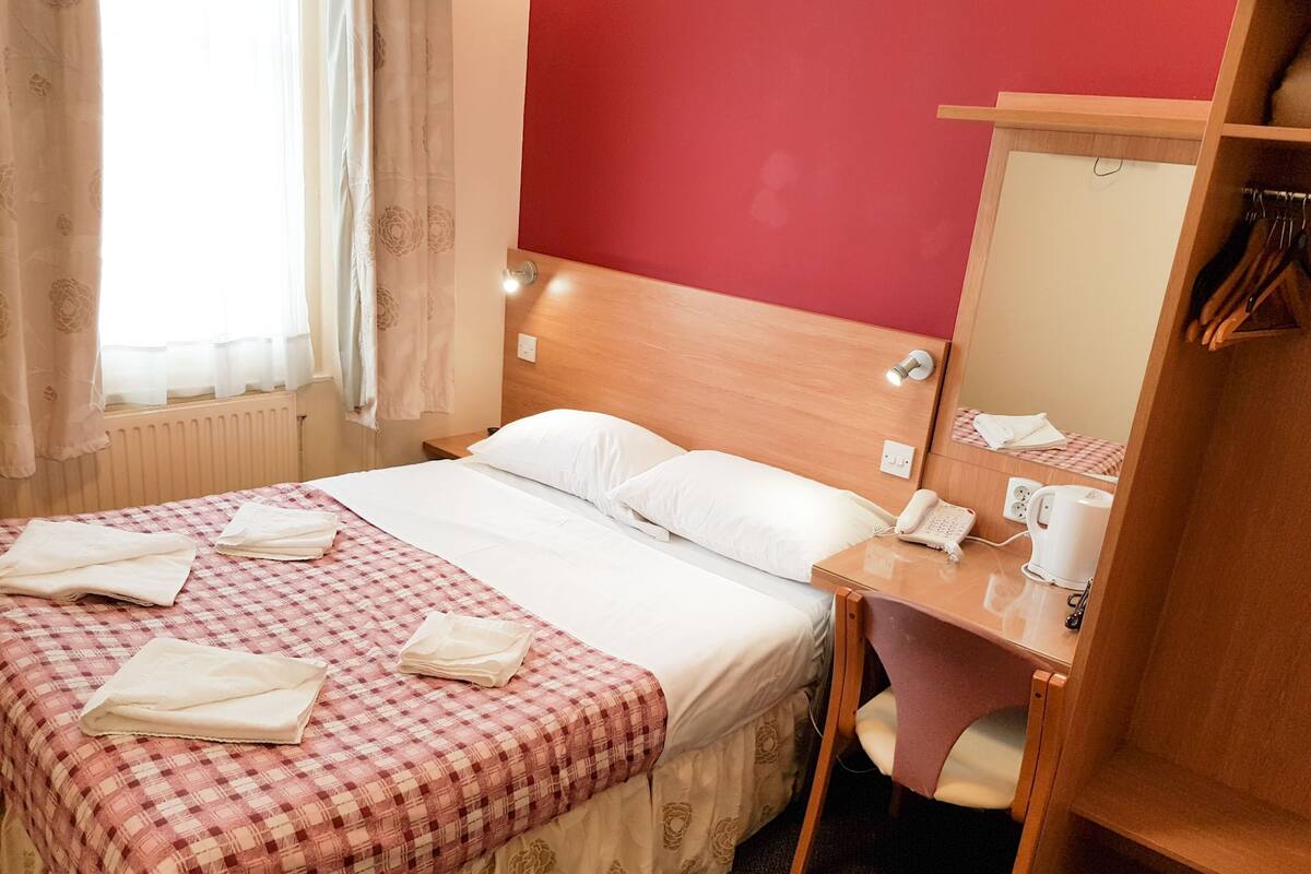 Camas con pillow-top, caja de seguridad en la habitación y escritorio
