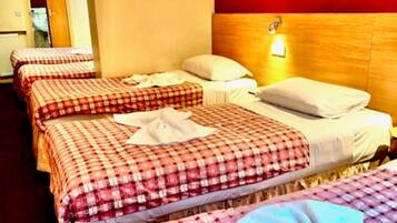 Habitación familiar (Large) | Baño | Regadera, secadora de cabello, toallas