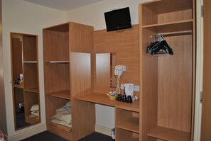 Quarto quádruplo | Camas com colchões pillow-top, cofres nos quartos, escrivaninha