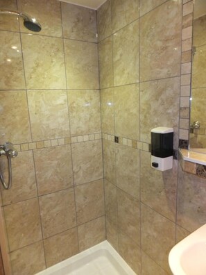 Shower, hair dryer, towels - Carlton Hotel (London)