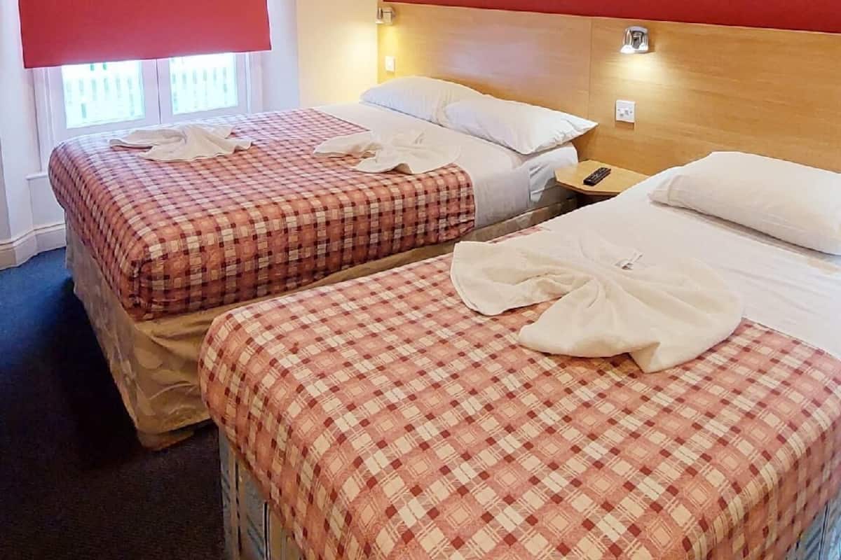 Habitación triple | Camas con pillow-top, caja de seguridad en la habitación y escritorio