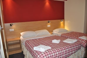 Pillow-top beds, in-room safe, desk, WiFi - Carlton Hotel (London)