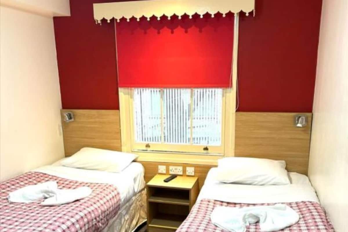 Habitación con 2 camas individuales | Camas con pillow-top, caja de seguridad en la habitación y escritorio