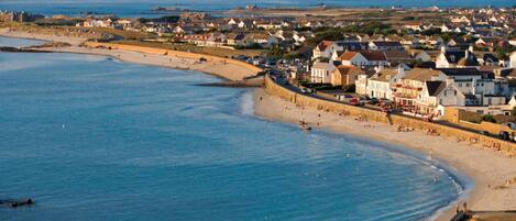 Una spiaggia nelle vicinanze, sabbia bianca, teli da spiaggia