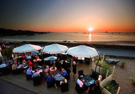 Restaurante al aire libre. Cobo Bay Hotel