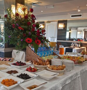 Free daily cooked-to-order breakfast 