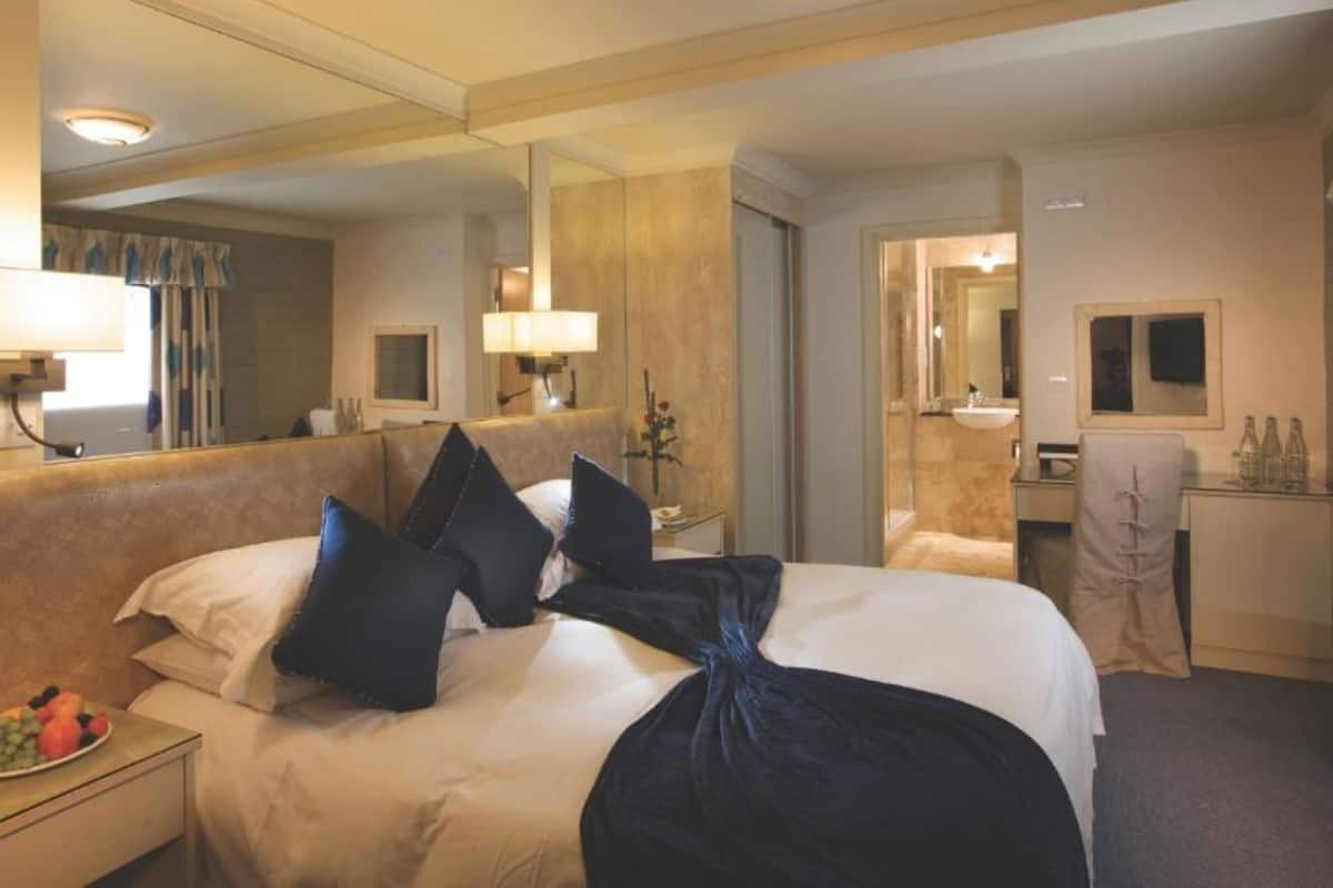 hypo-allergenic bedding, in-room safe, desk, blackout curtains