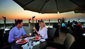 Couples dining - Cobo Bay Hotel (Castel)