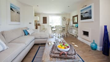 Ferienhaus, 3 Schlafzimmer (Self Catering) | Wohnbereich | Flachbildfernseher