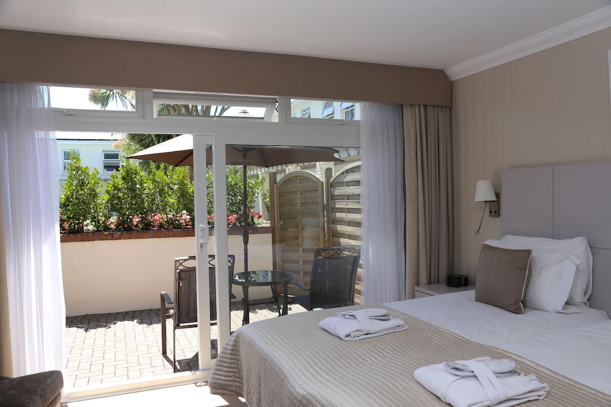 Double Room, Poolside