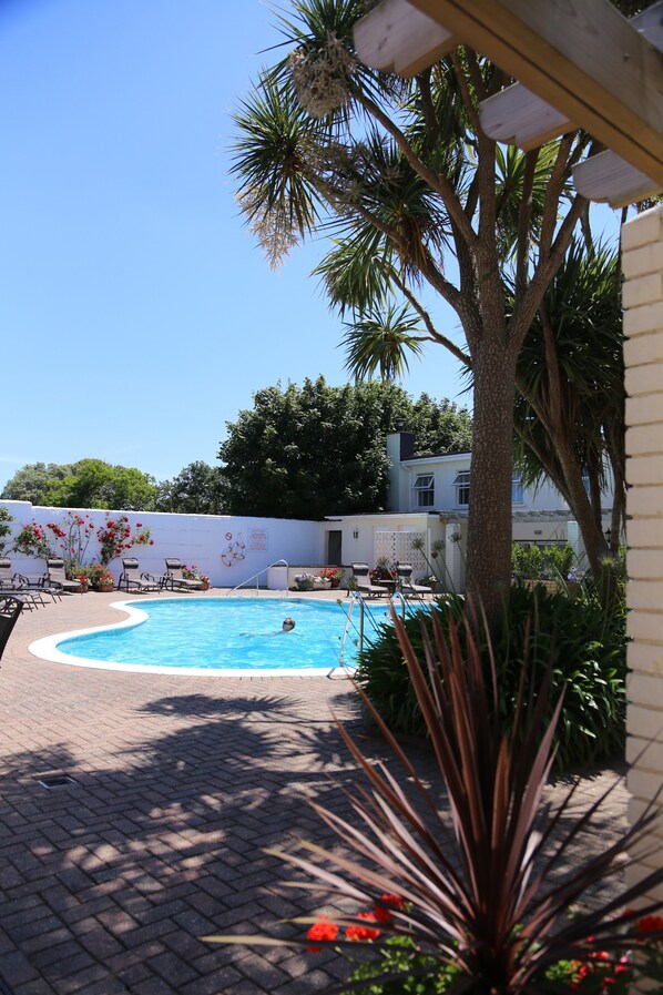 Outdoor pool, open 9 AM to 7 PM, pool loungers