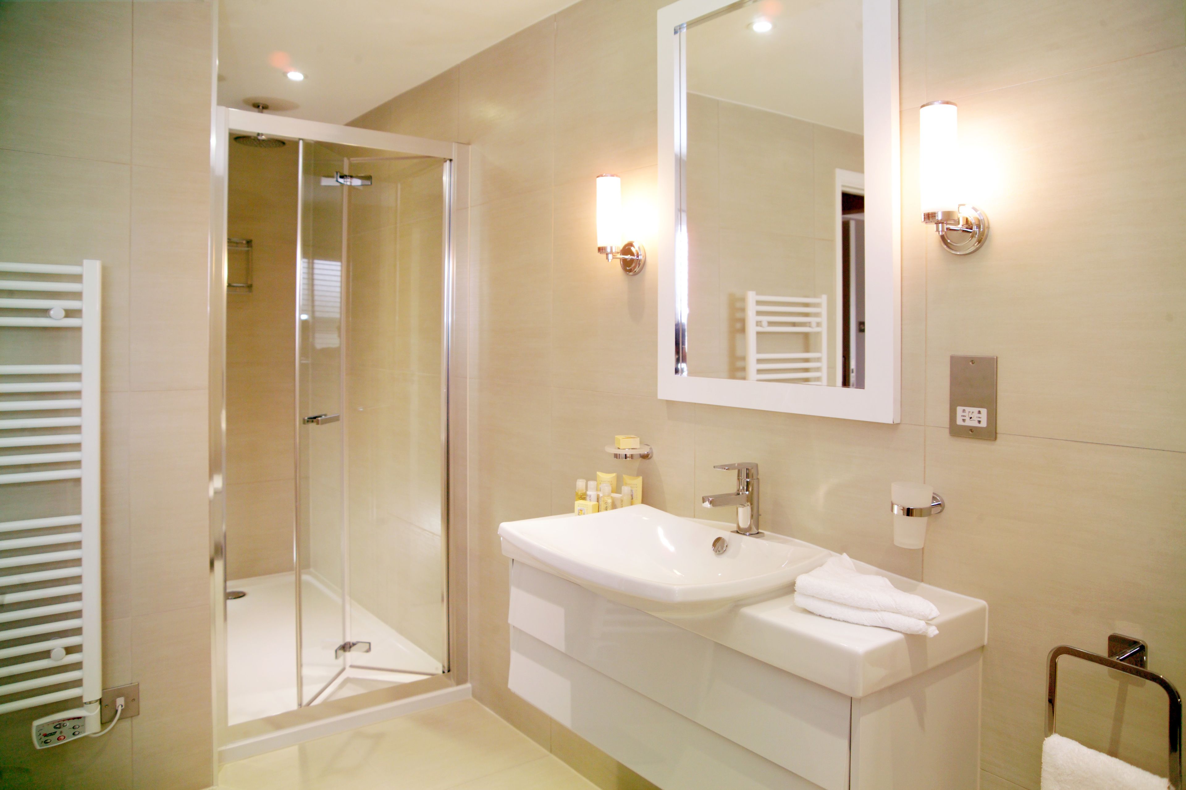 deluxe double room | bathroom | free toiletries, hair dryer, bathrobes, towels