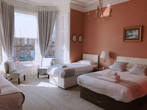 Phòng 3 dành cho gia đình, có phòng tắm riêng (Room 5) | Bàn, phòng cách âm, bộ trải giường 