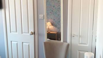 Single Room, Ensuite (Room 7) | Desk, soundproofing, bed sheets