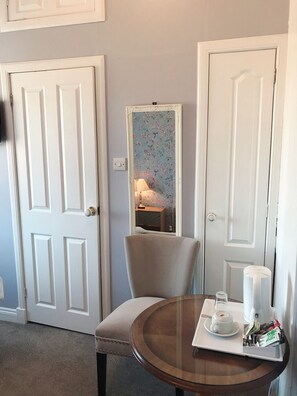 Quarto solteiro, suíte (Room 7) | Escrivaninha, quartos à prova de som, roupa de cama