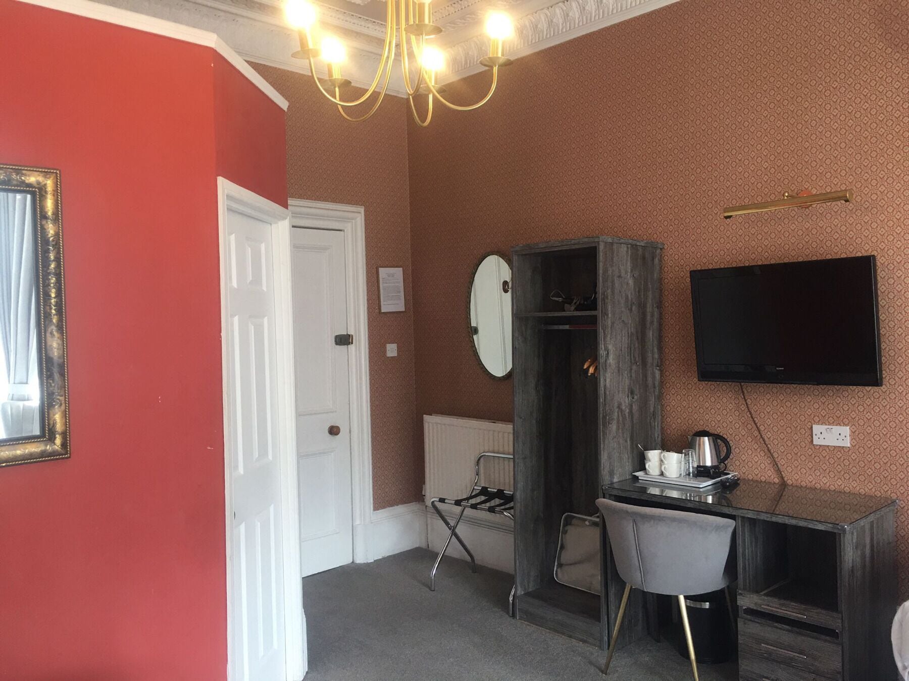 Family Triple Room, Ensuite (Room 5) | Desk, soundproofing, bed sheets