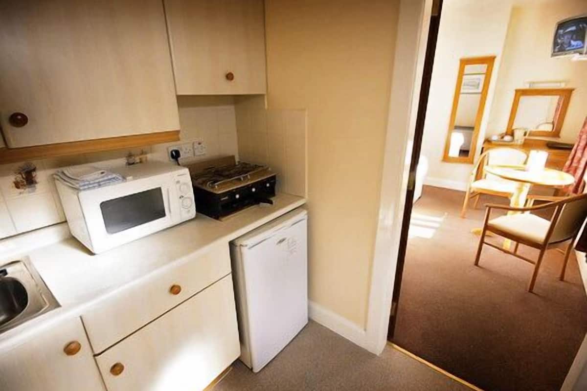 coffee/tea maker, electric kettle, high chair